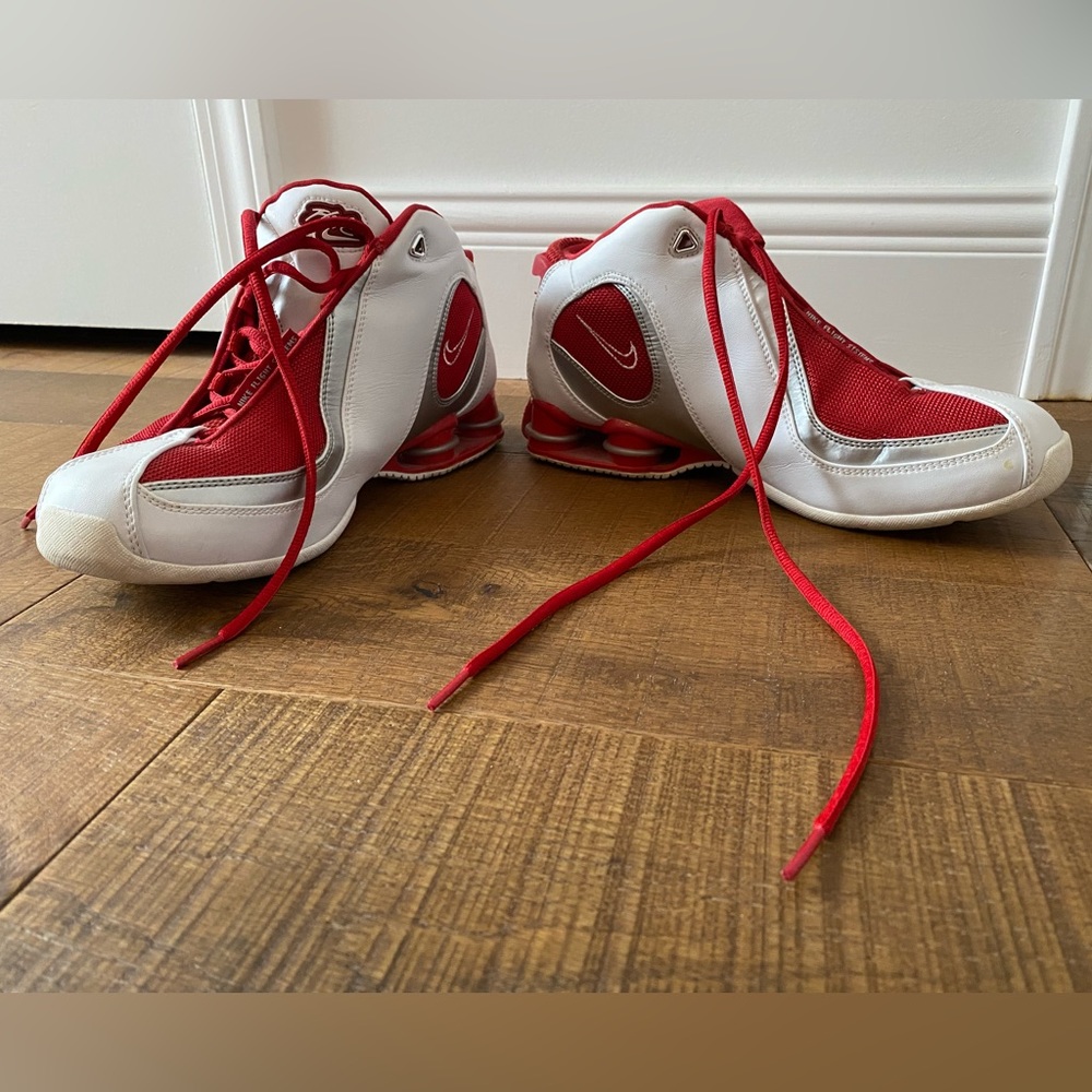 Nike Flight Systems Shox Basketball shoes. Vintage Red & White Size 8